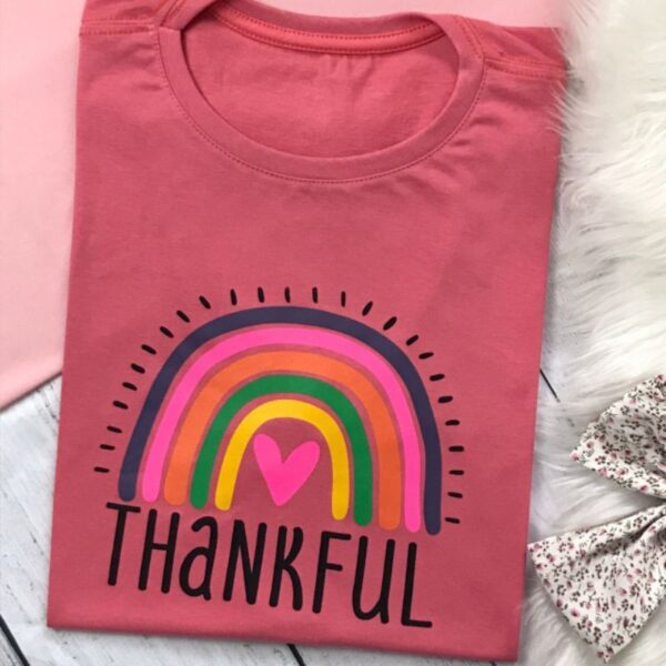T-Shirt Arco Iris -Thankful - Imagem 3