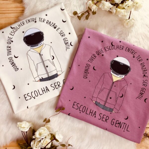 T-Shirt Astronauta - Escolha ser Gentil - Imagem 2