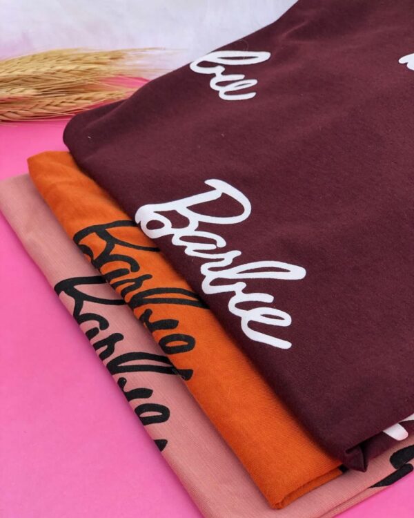 T-Shirt Barbie - Vários Logos - Imagem 2