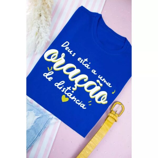 T-Shirt Deus Está a uma Oração de Distância