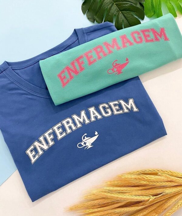 T-Shirt Enfermagem - Escrita e Desenho Lampada