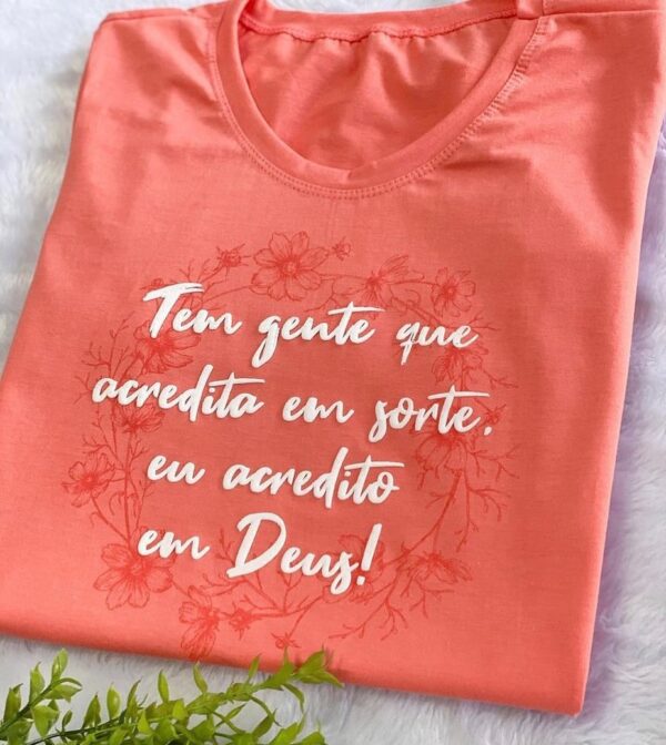 T-Shirt Eu Acredito em Deus