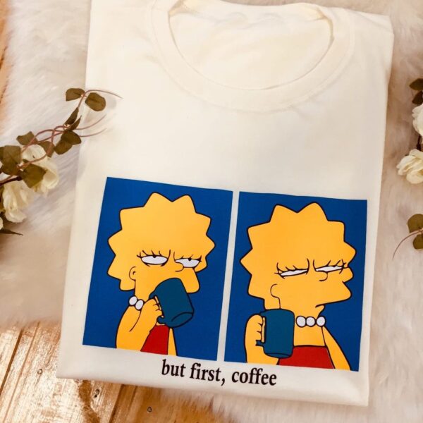 T-Shirt Lisa Simpson - But First, Coffe - Imagem 2