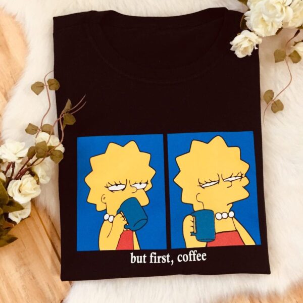 T-Shirt Lisa Simpson - But First, Coffe - Imagem 3