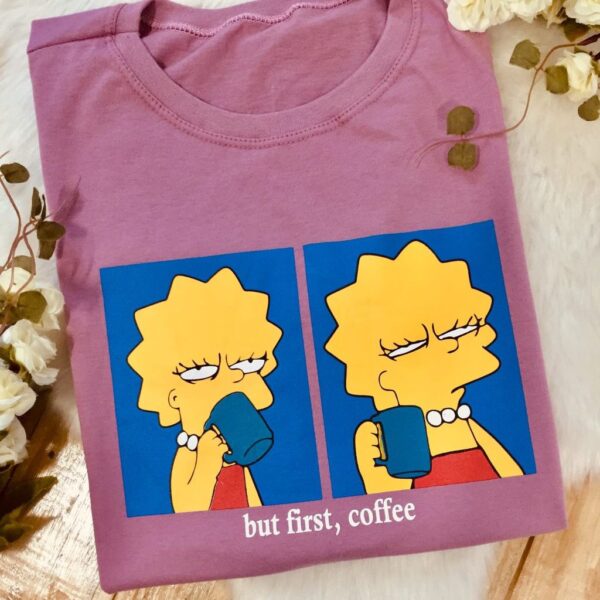 T-Shirt Lisa Simpson - But First, Coffe - Imagem 4