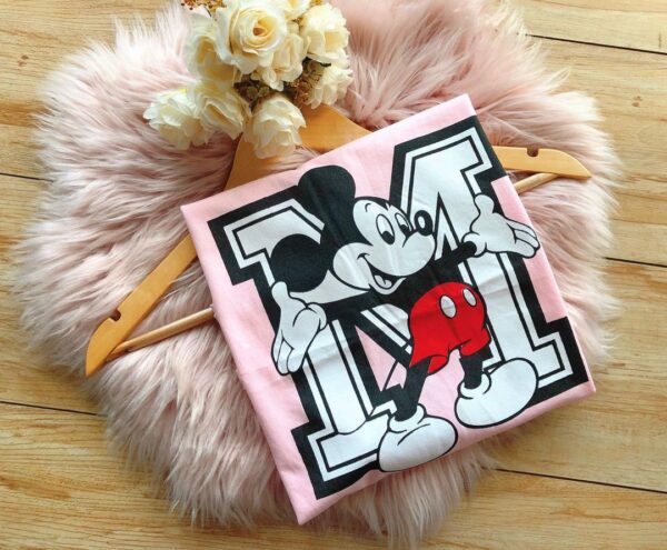 T-Shirt Mickey Mouse - Fundo com M Grande - Imagem 2