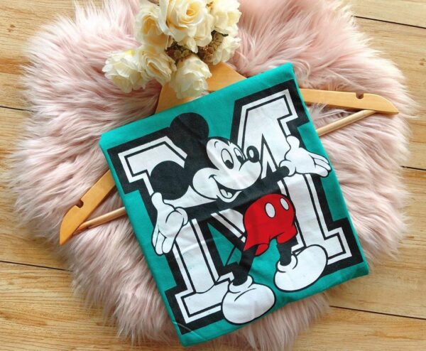 T-Shirt Mickey Mouse - Fundo com M Grande - Imagem 3