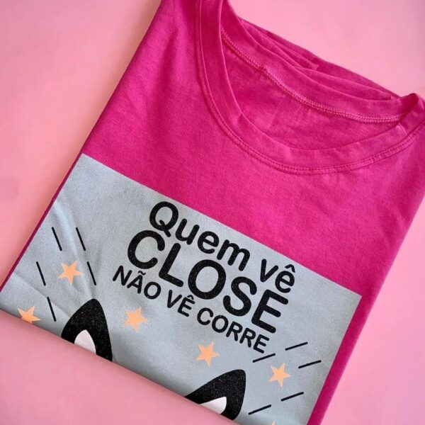 T-Shirt Quem vê Close Não vê Corre - Imagem 2