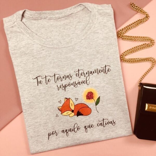 T-Shirt Responsável por aquilo que Cativas - Imagem 3