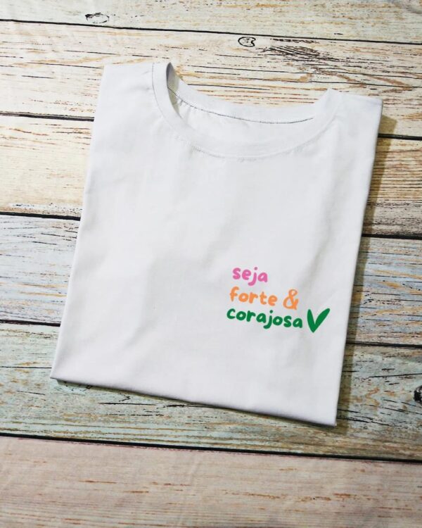 T-Shirt Seja Forte & Corajosa - Escrita Pequena