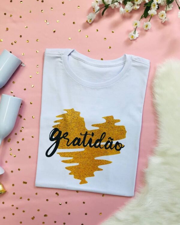 T-Shirt Gratidão - Fundo Coração Dourado