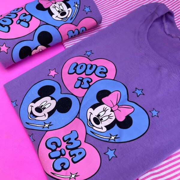 T-Shirt Mickey e Minnie Mouse -  Love is Magic - Imagem 3