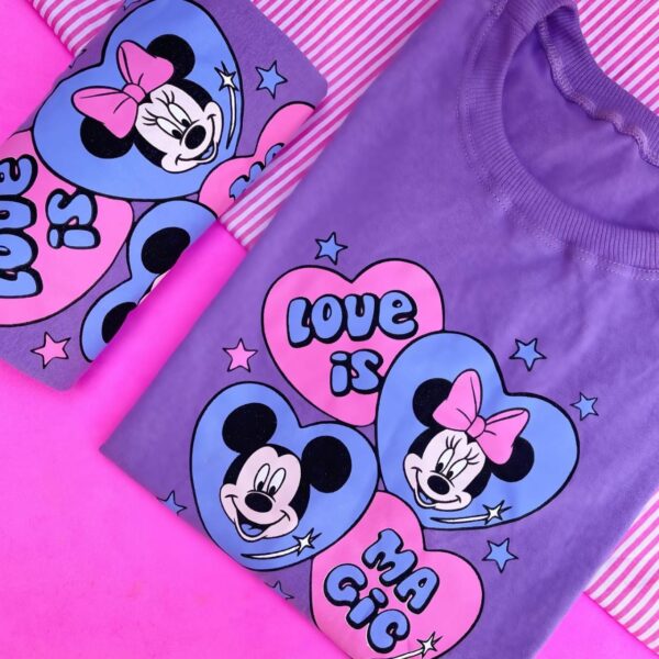 T-Shirt Mickey e Minnie Mouse -  Love is Magic - Imagem 2