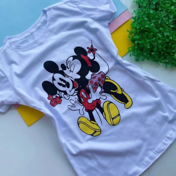 T-Shirt Minnie Mouse Beijando Mickey Mouse - Imagem 2
