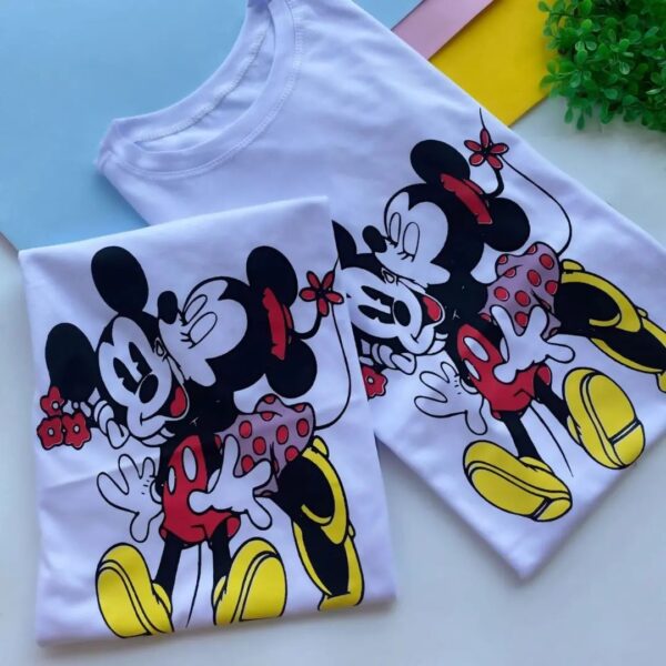 T-Shirt Minnie Mouse Beijando Mickey Mouse - Imagem 3