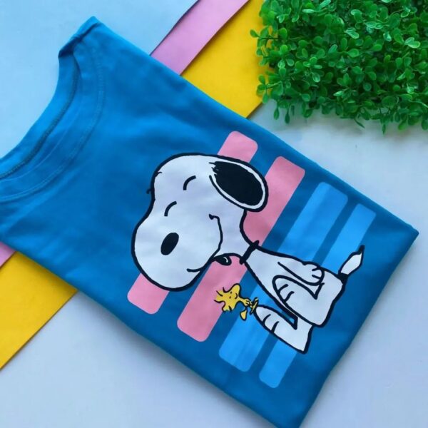 T-Shirt Snoopy - Listras no Fundo - Imagem 2