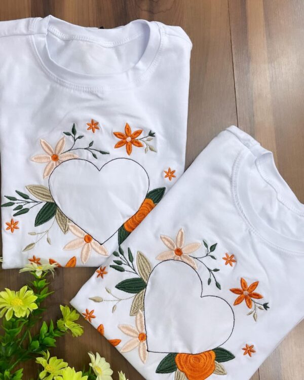 T-Shirt Coração - Fundo Florido