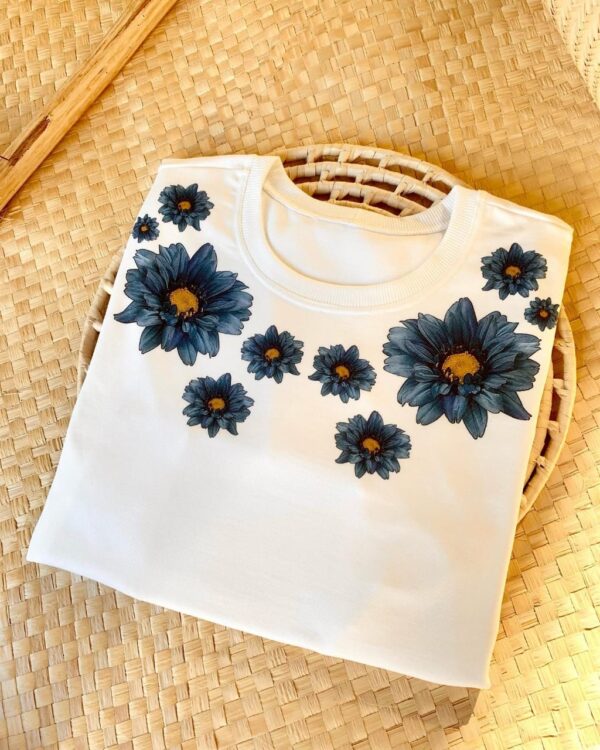 T-Shirt Colar de Flores - Grande