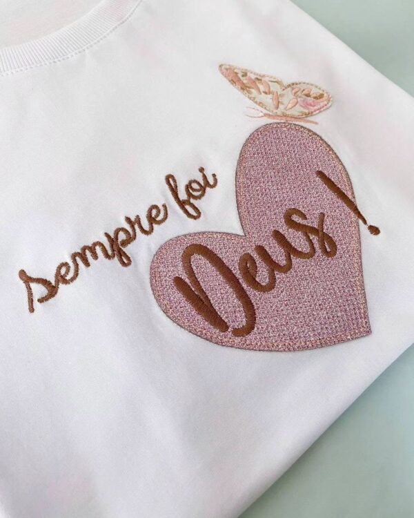 T-Shirt Coração Bordado - Sempre foi Deus - Imagem 2