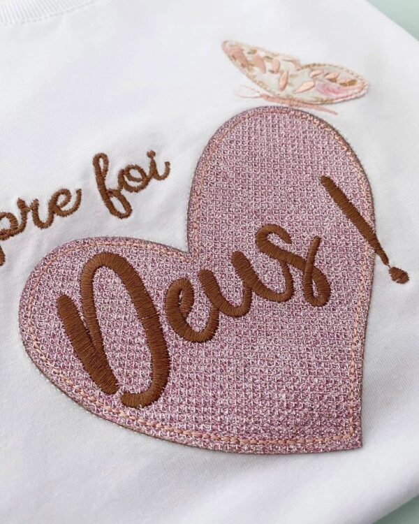 T-Shirt Coração Bordado - Sempre foi Deus - Imagem 3
