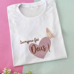 T-Shirt Coração Bordado - Sempre foi Deus