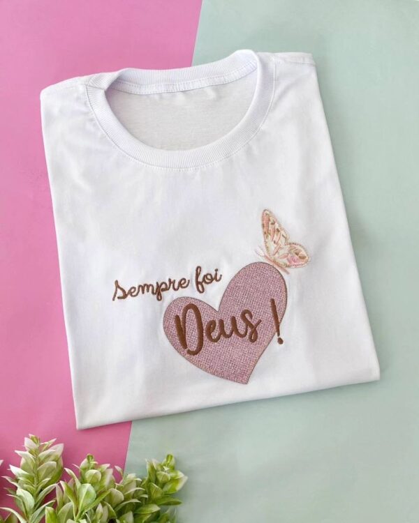 T-Shirt Coração Bordado - Sempre foi Deus