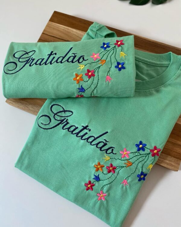 T-Shirt Gratidão - Bordado