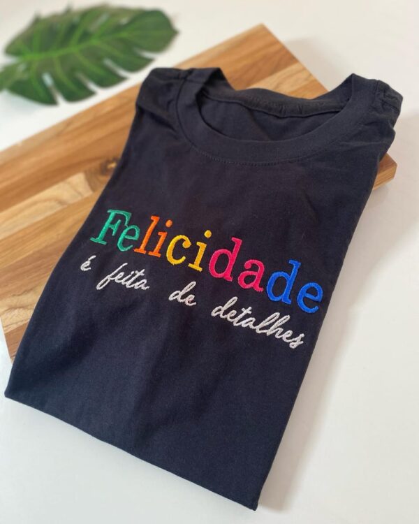 T-Shirt Felicidade É feita de Detalhes