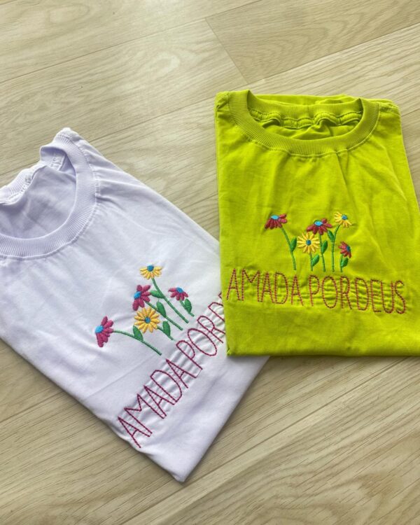 T-Shirt Flores - Amada Por Deus - Imagem 3