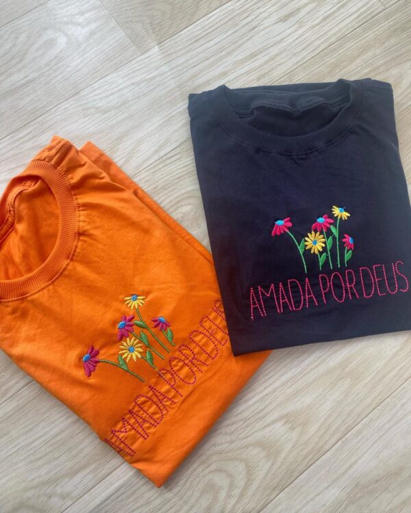 T-Shirt Flores - Amada Por Deus - Imagem 4