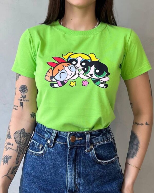 T-Shirt Meninas Super Poderosas - Abraço entre Irmãs - Imagem 2
