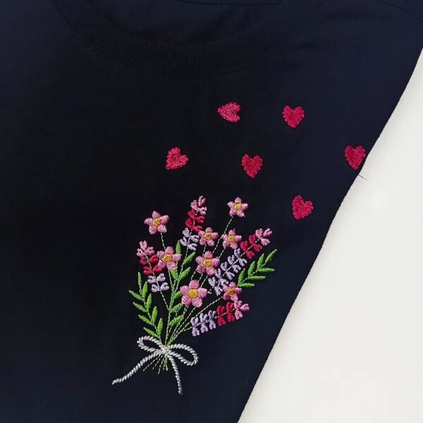 T-Shirt Buque de Flores - Laço e Corações - Imagem 2