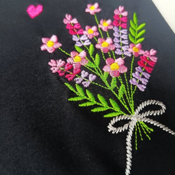 T-Shirt Buque de Flores - Laço e Corações - Imagem 3