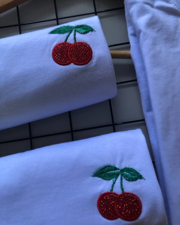 T-Shirt Cereja - Mini Logo Bolso - Imagem 4