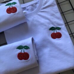 T-Shirt Cereja - Mini Logo Bolso