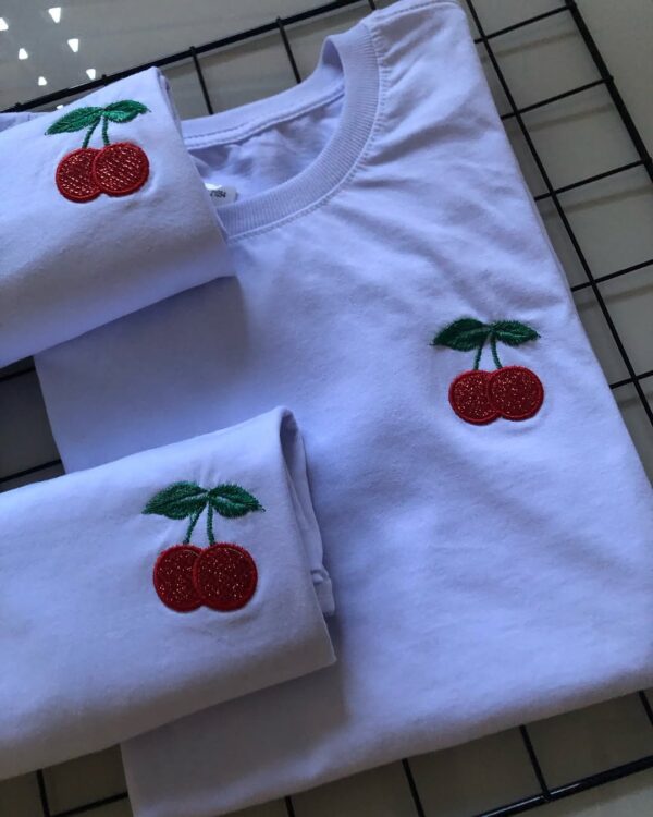 T-Shirt Cereja - Mini Logo Bolso
