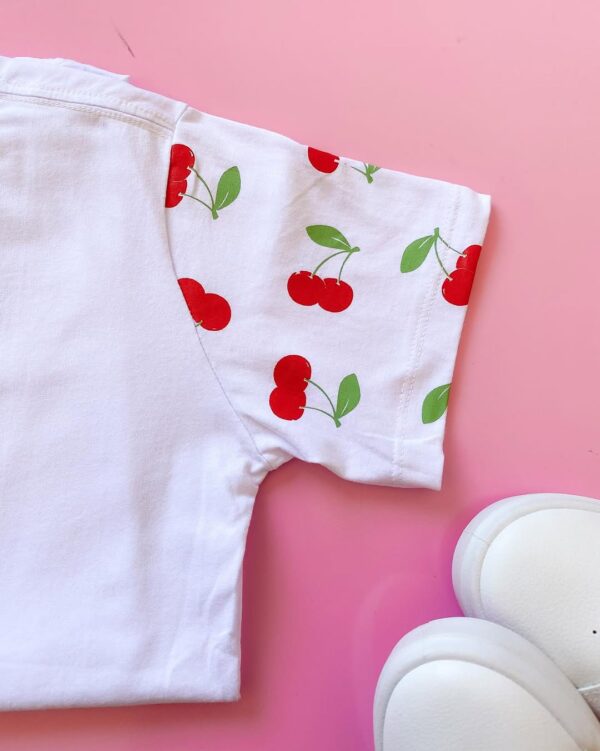 T-Shirt Cerejas - Detalhes na Manga - Imagem 2