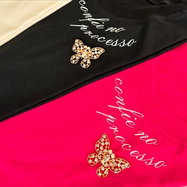 T-Shirt Confie no Processo - Pingente de Borboleta - Imagem 2