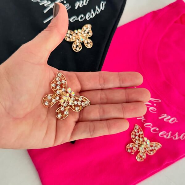 T-Shirt Confie no Processo - Pingente de Borboleta - Imagem 3