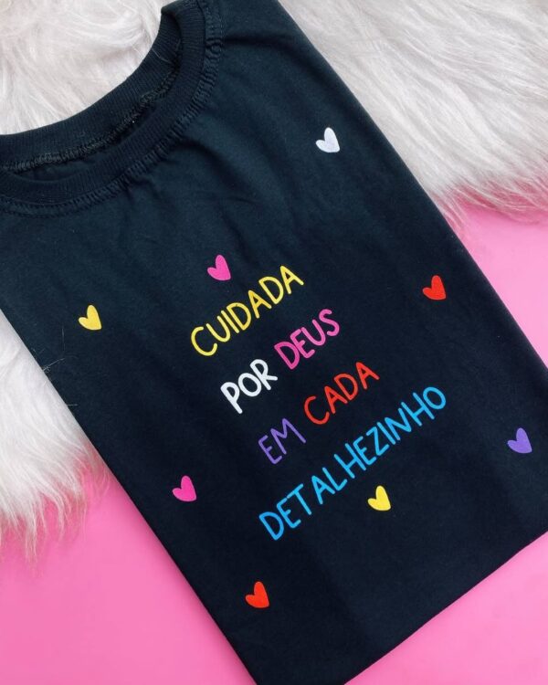 T-Shirt Cuidado Por Deus em cada Detalhezinho